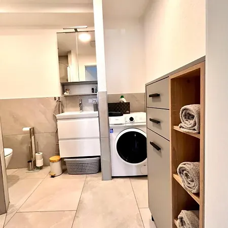Apartment Exclusive Klimatisierte 2 Zimmerwohnung In